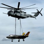 روزیاتو: هلیکوپتر CH-53K King Stallion در حال حمل یک جنگنده F-35 Lightning II